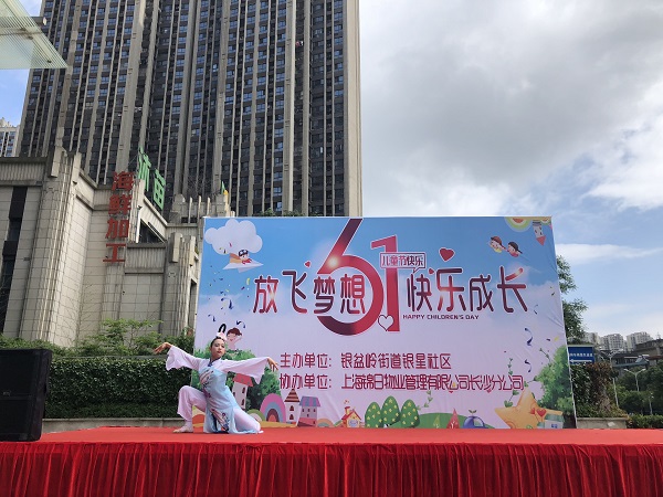 台上载歌载舞.jpg