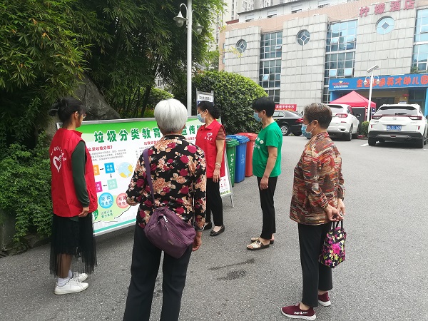 志愿者在讲解垃圾分类知识.jpg