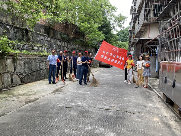 6月5日，林海社区联合市纪委在展党员在雄海花园小区、伞厂宿舍开展世界环境日 文明在楼道志愿者活动，共有30余人参加2.jpg