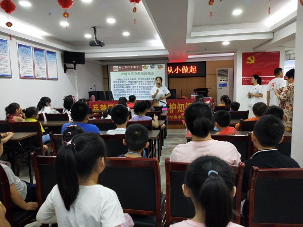 志愿者的讲解深深地吸引着孩子们.jpg