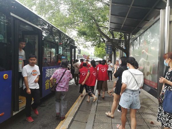 志愿者在协助乘客上车.jpg