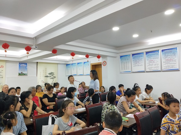 孩子们积极和老师互动.jpg