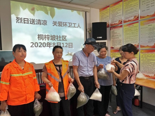 为环卫工人送清凉防暑物质.jpg