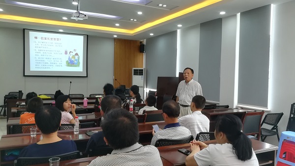 （2）020年8月12日范老师在英才园社区三楼会议室做岳麓区百人千场大宣讲《做智慧型家长  做智慧型少年》活动.jpg