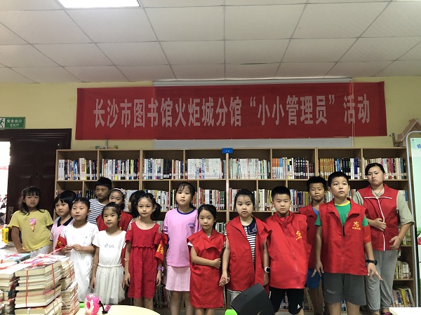小小志愿者们合影.jpg