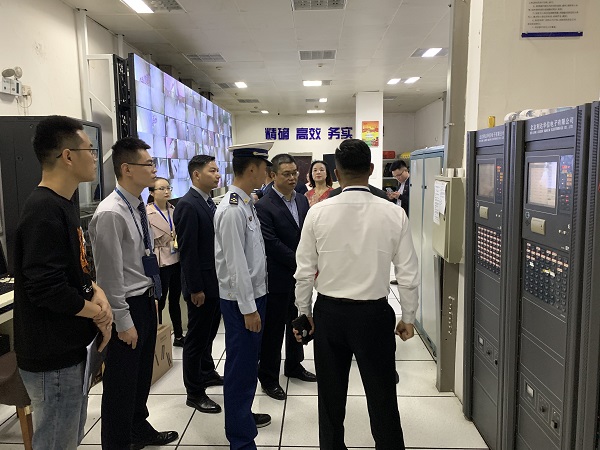 检查组查看消防报警设施.jpg 检查组查看消防报警设施.jpg