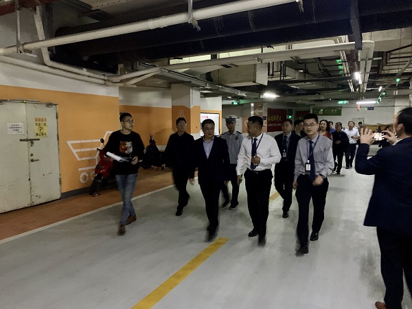 检查组查看地下车库消防设施.jpg 检查组查看地下车库消防设施.jpg