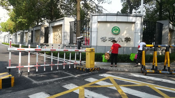 志愿者清理学校周边白色垃圾.jpg