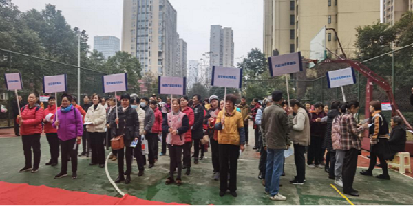 运动员们有序排队等待活动开场.png