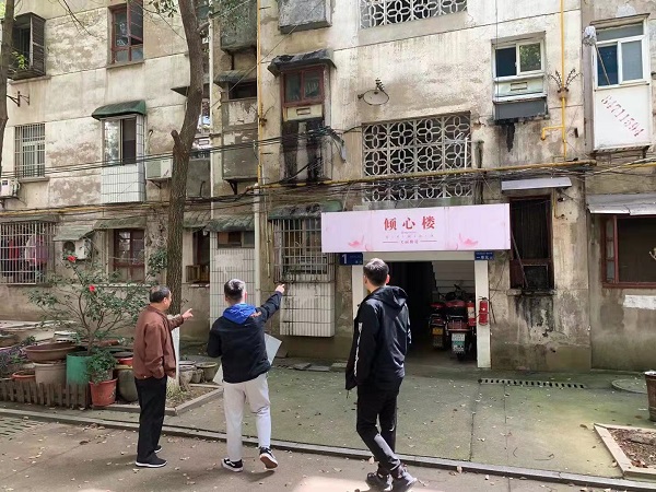 张书记和楼栋长考察汽发宿舍小区楼栋情况.jpg 张书记和楼栋长考察汽发宿舍小区楼栋情况.jpg