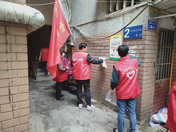 英才园社区志愿者在铲除“牛皮癣”.jpg 英才园社区志愿者在铲除“牛皮癣”.jpg