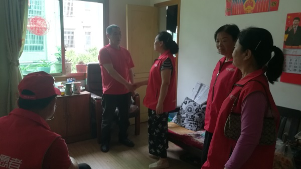 社区党员、志愿者走访慰问困难群众.jpg 社区党员、志愿者走访慰问困难群众.jpg