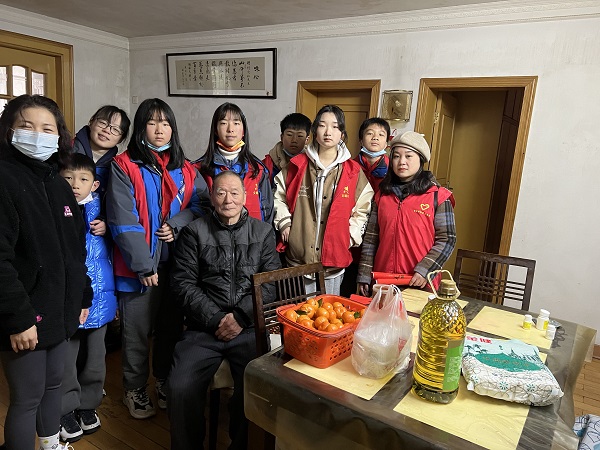志愿者看望高龄老人.jpg