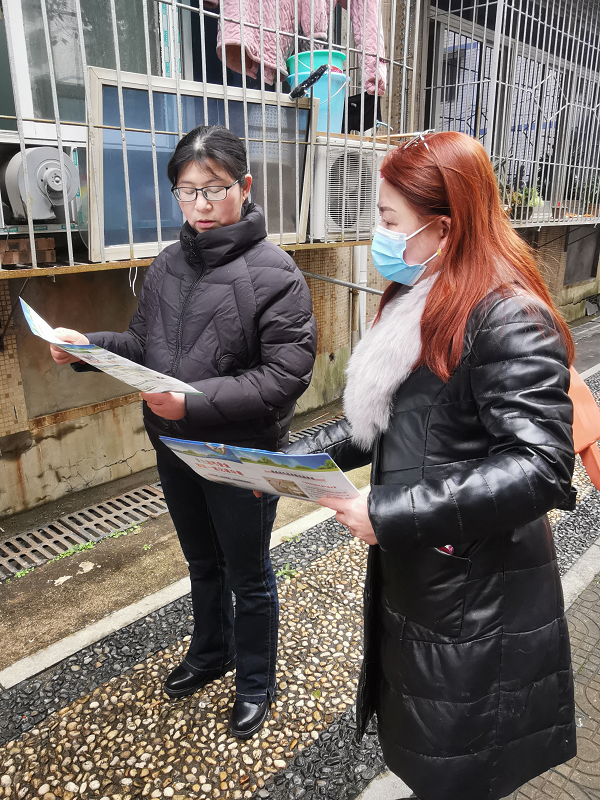 社区工作人员为居民讲解燃气安全知识.png