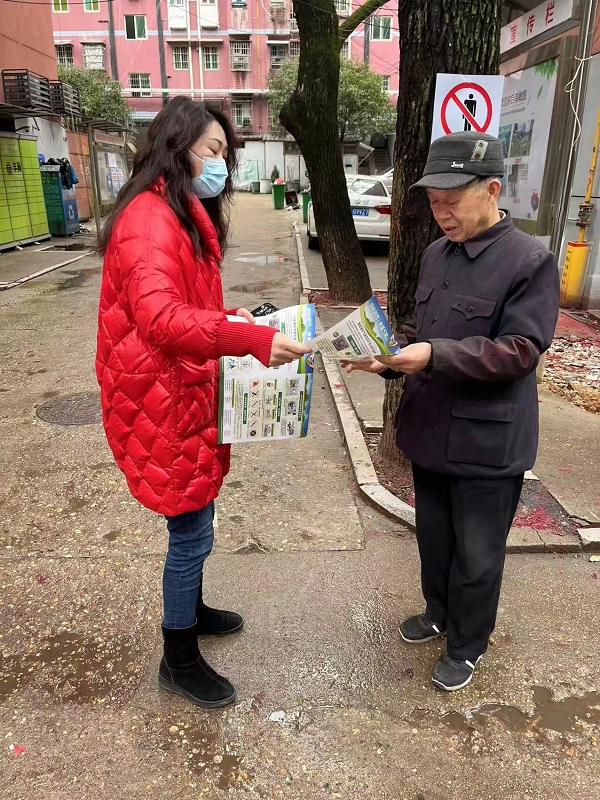 社区工作人员发放燃气安全宣传单.png
