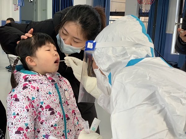 医务人员为孩子们核酸检测.jpg