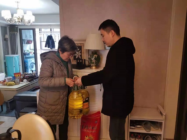 党员志愿者看望党员王女士.jpg 党员志愿者看望党员王女士.jpg