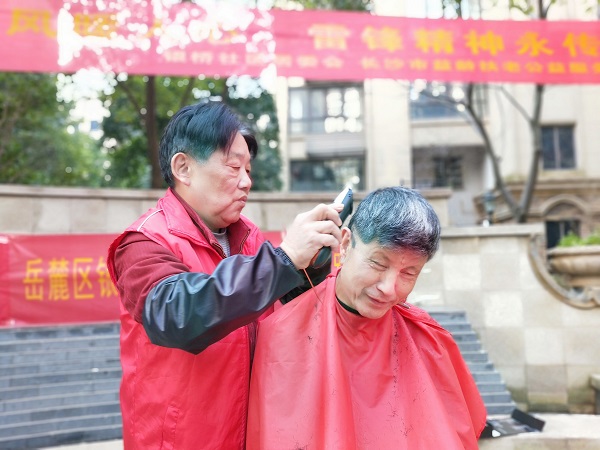 星蓝湾小区党支部党员志愿者罗宗和为居民免费理发.jpg 星蓝湾小区党支部党员志愿者罗宗和为居民免费理发.jpg