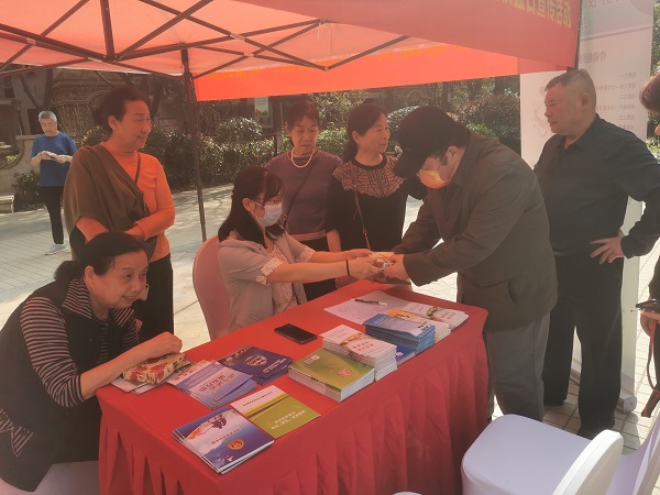志愿者向居民发放维权宣传资料.jpg