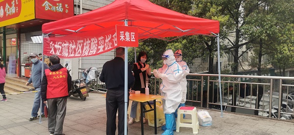 杜波协助医务人员采样.jpg 杜波协助医务人员采样.jpg
