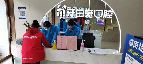 刘爱华巡查门店,检查防疫资料.jpg 刘爱华巡查门店,检查防疫资料.jpg