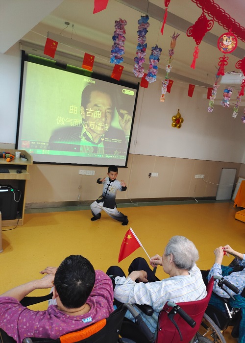 小小志愿者表演中.jpg 小小志愿者表演中.jpg