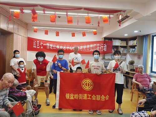 志愿者们和老人们合影.jpg 志愿者们和老人们合影.jpg