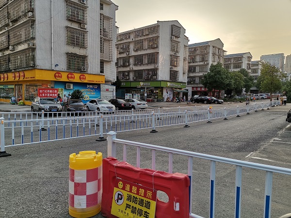 在路口主干道及医院两旁安装安全护栏、张贴温馨提示.jpg 在路口主干道及医院两旁安装安全护栏、张贴温馨提示.jpg