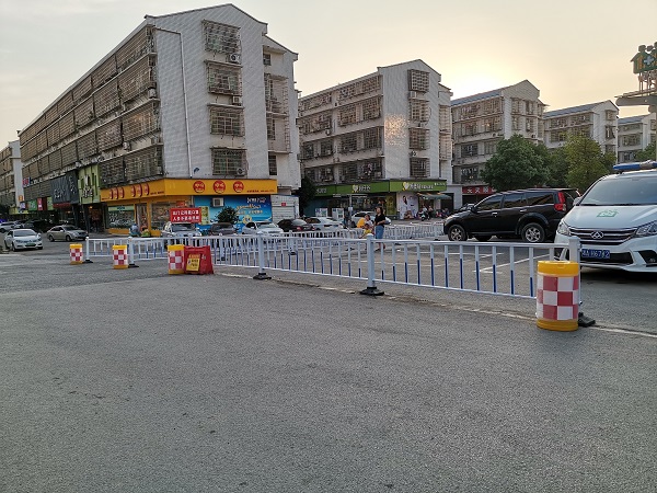 安装护栏后的路口主干道及医院两旁道路顺畅.jpg 安装护栏后的路口主干道及医院两旁道路顺畅.jpg
