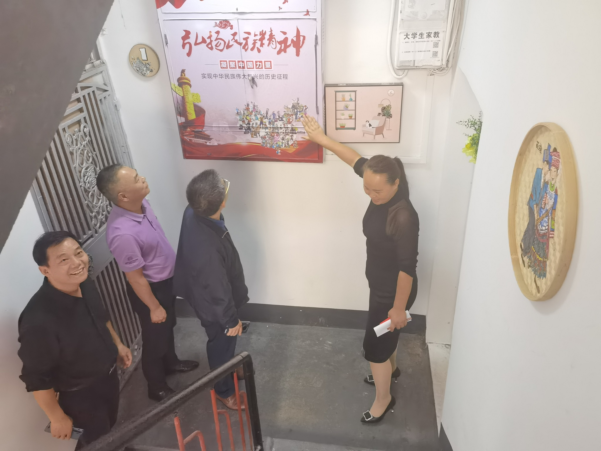 参观指导社区民族团结同心楼.jpg