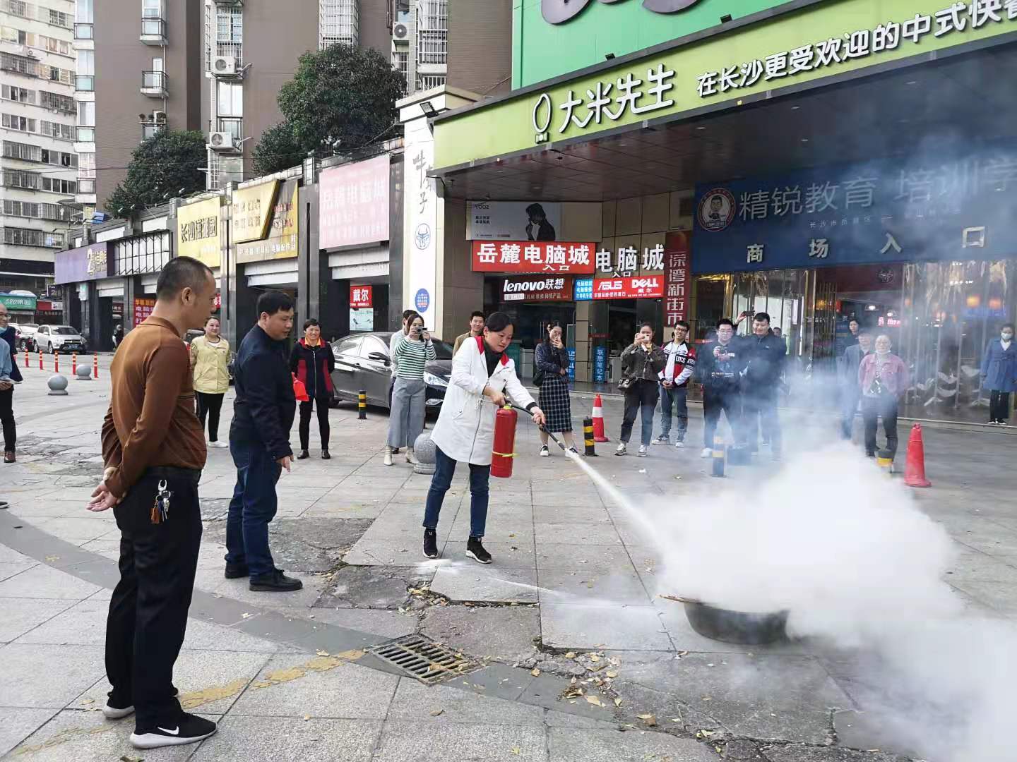 商户代表现场灭火.jpg