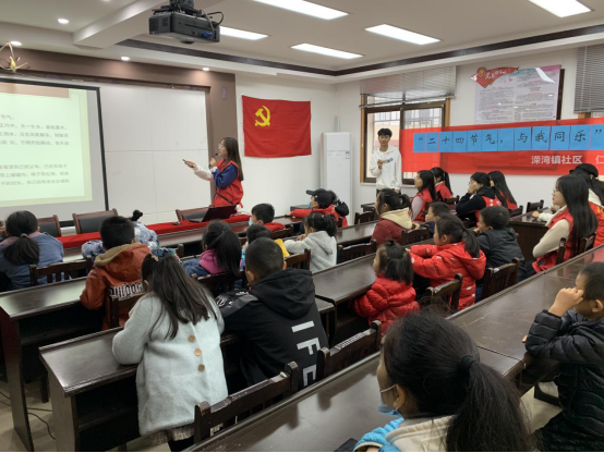 志愿者老师向参与者科普二十四节气知识.png