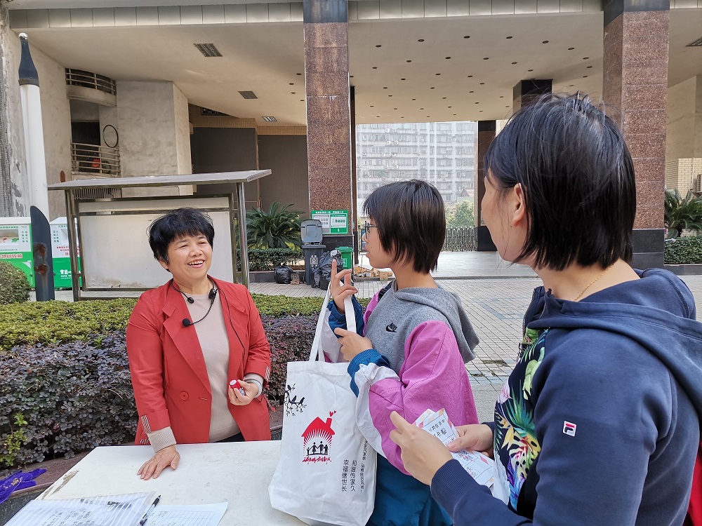 李玲正在向居民宣讲垃圾分类知识.jpg