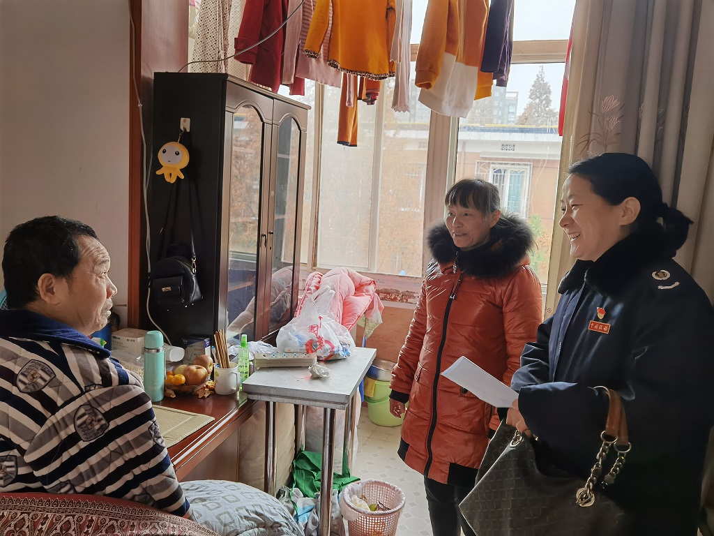 西湖税务所党支部书记杜贞带队慰问社区困难党员.jpg