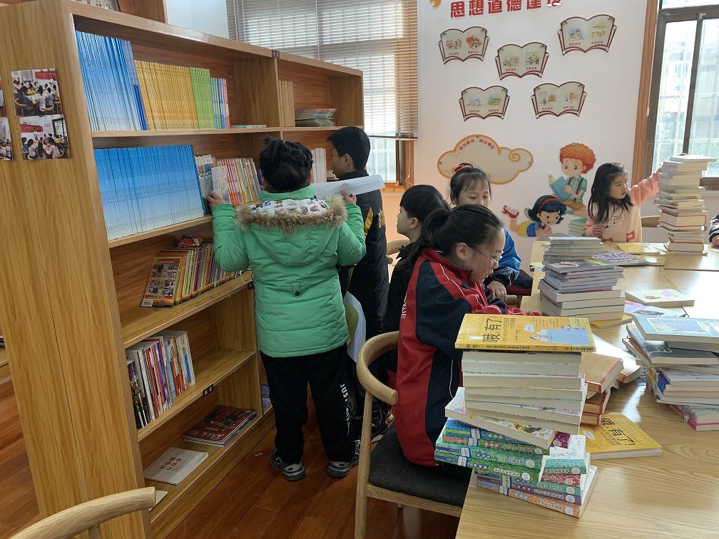 小朋友们动手整理.jpg