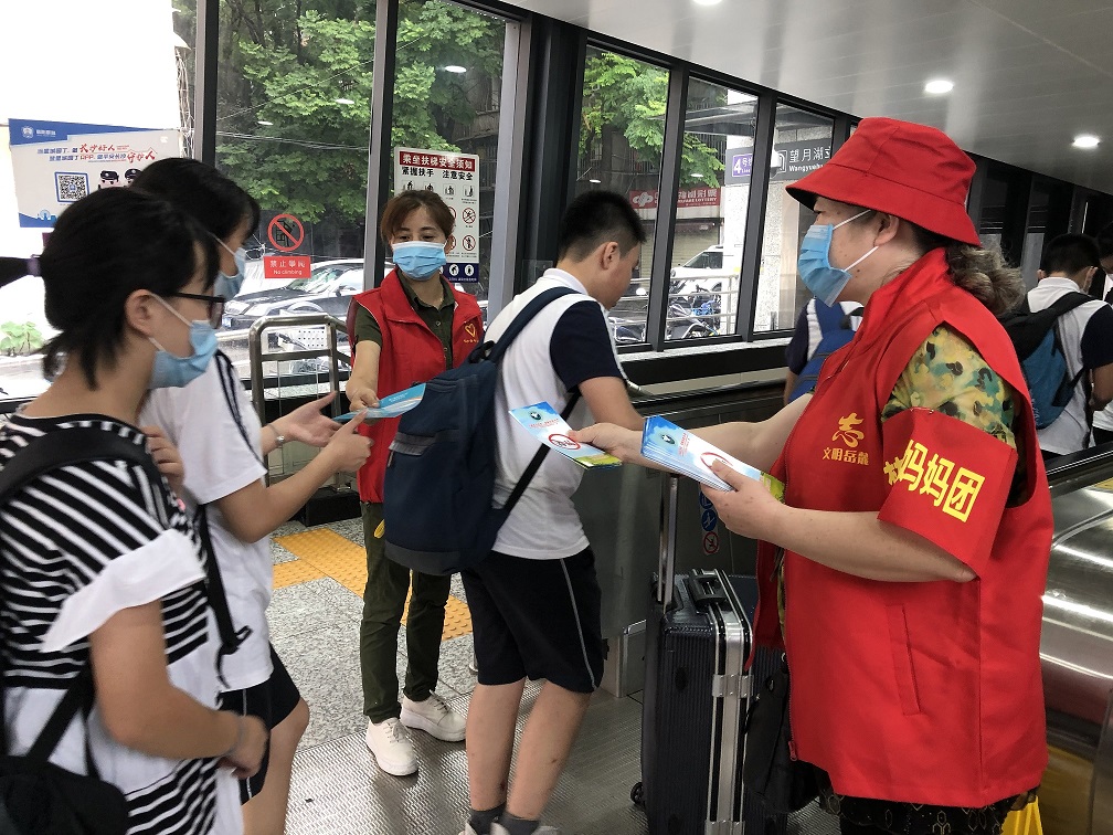 志愿者发放宣传手册.jpg 志愿者发放宣传手册.jpg