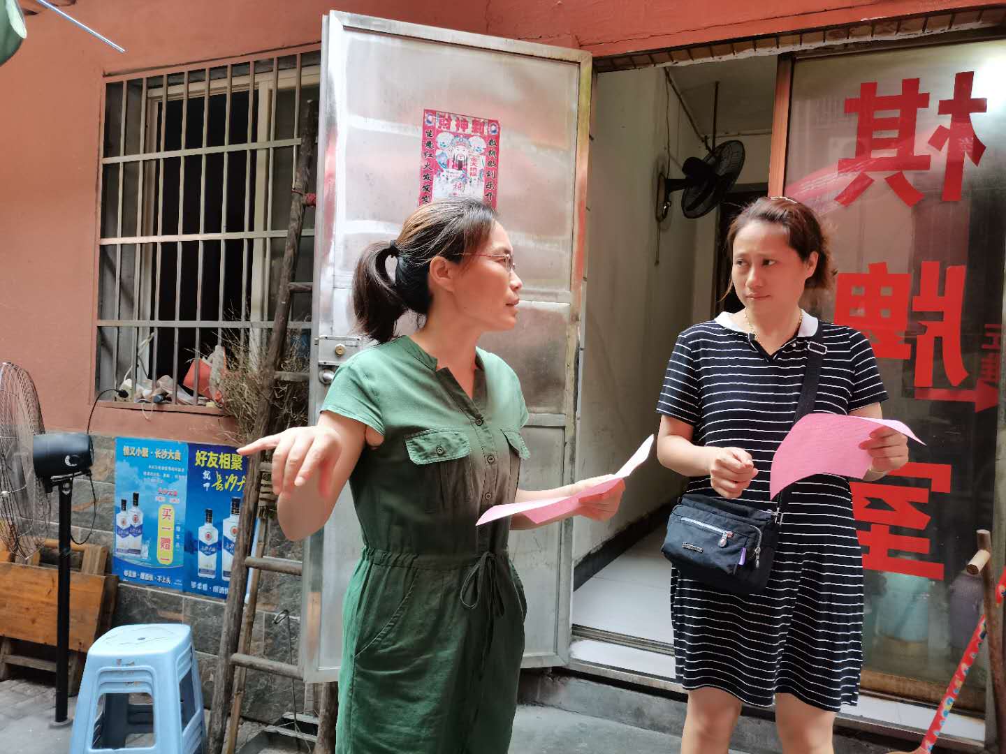 街道工作人员发放降音护考倡议书.jpg 街道工作人员发放降音护考倡议书.jpg