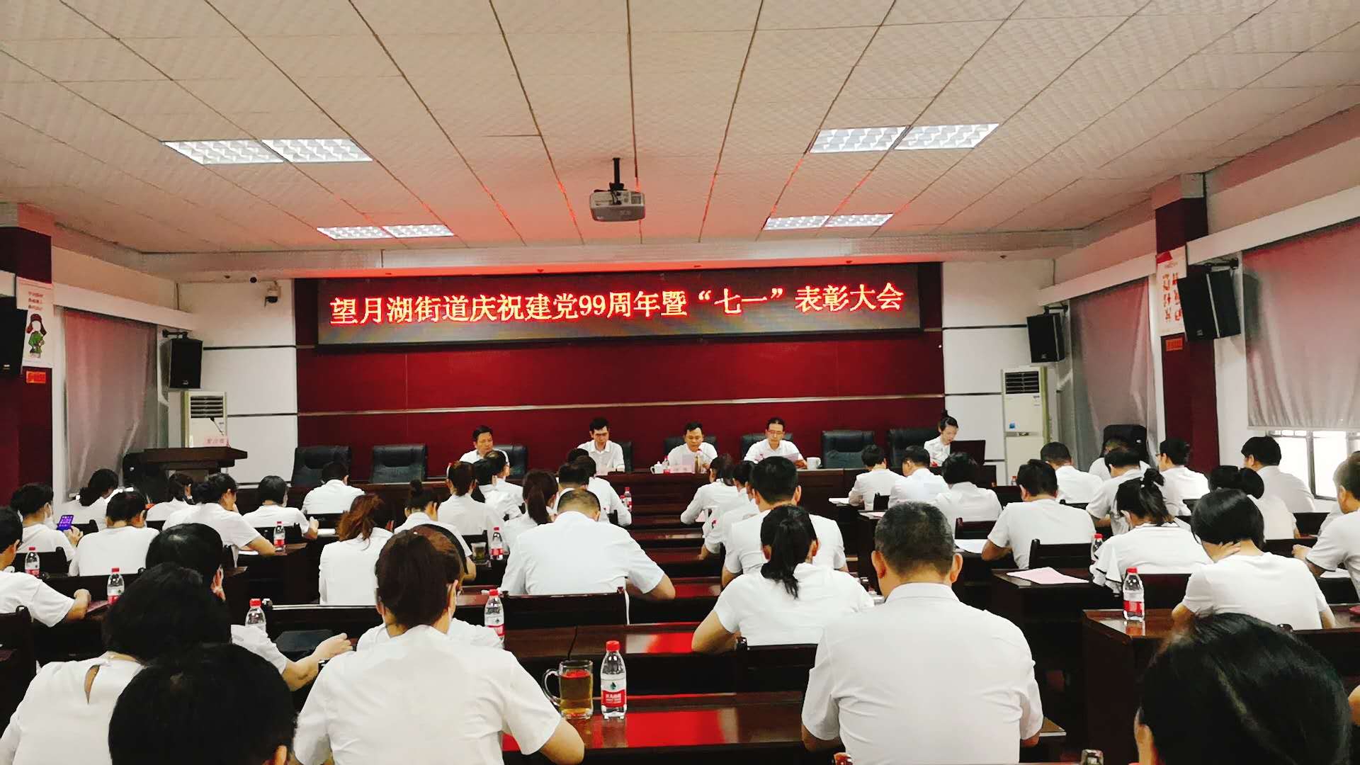 会议现场.jpg 会议现场.jpg