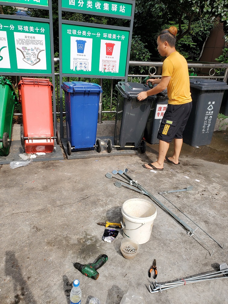 (工人现场加装垃圾桶踏板).jpg (工人现场加装垃圾桶踏板).jpg