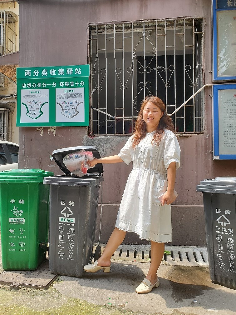 居民使用脚踏式分类垃圾桶.jpg 居民使用脚踏式分类垃圾桶.jpg