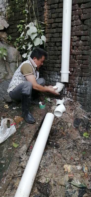 施工人员重新安装管道.jpg 施工人员重新安装管道.jpg