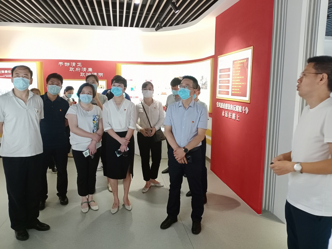 参观现场.jpg 参观现场.jpg