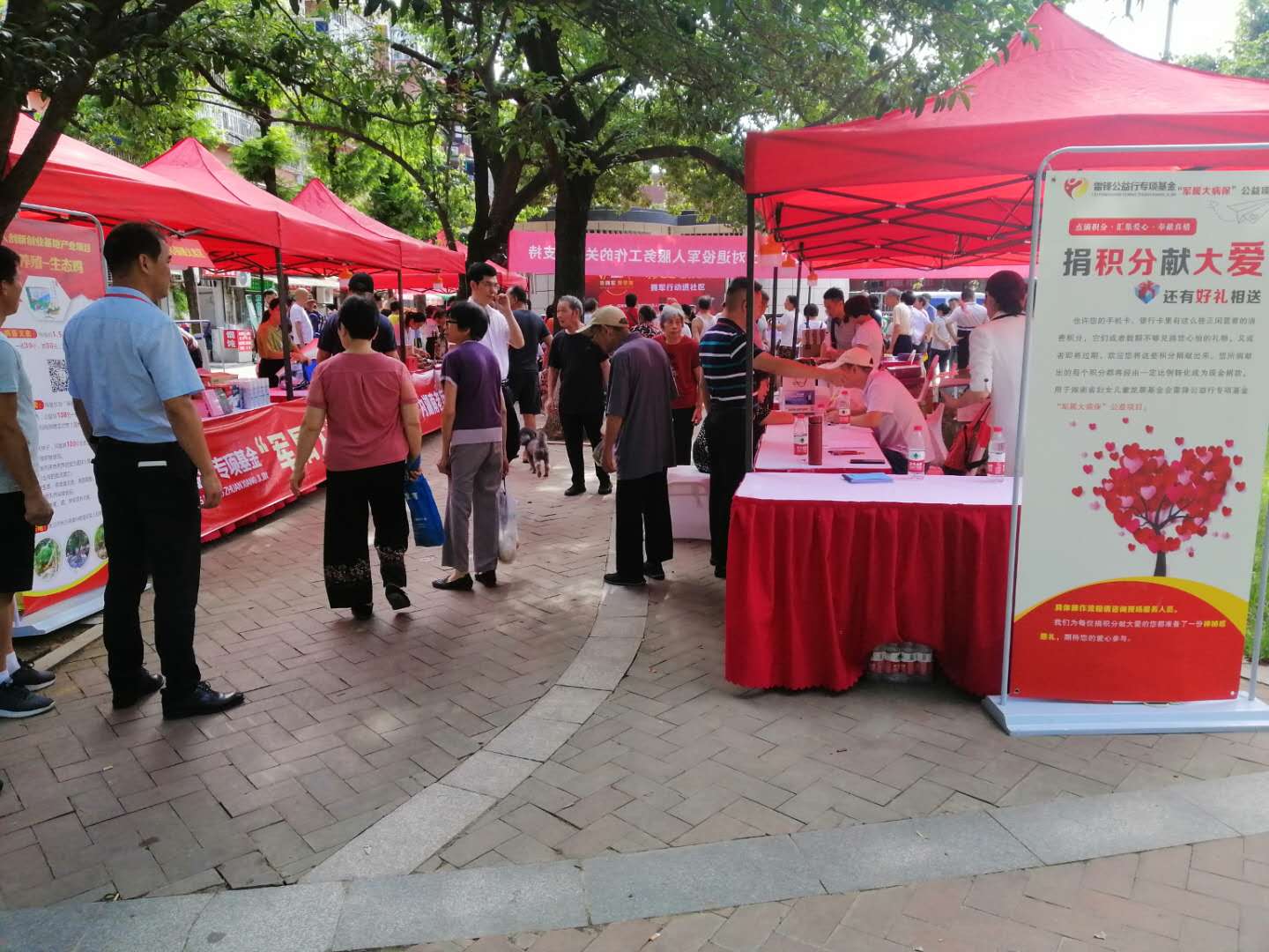 热闹的拥军集市.jpg
