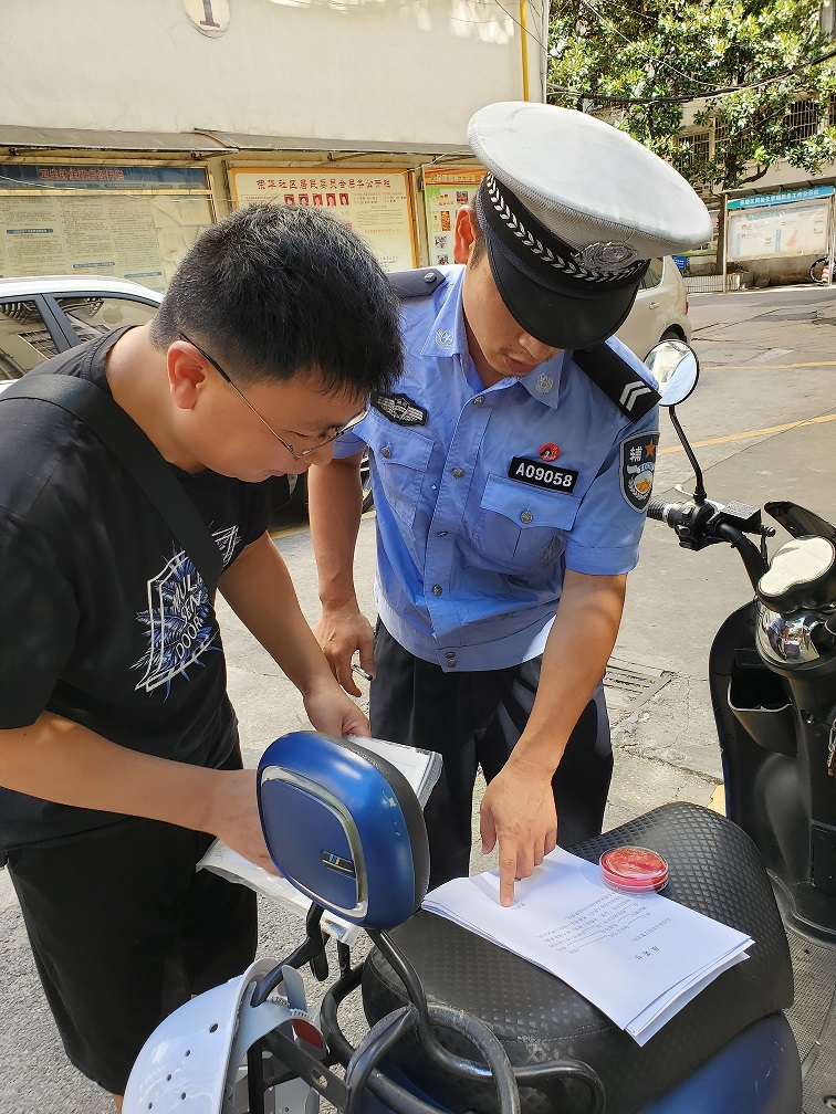 交警为市民朋友办理电动车牌照.jpg