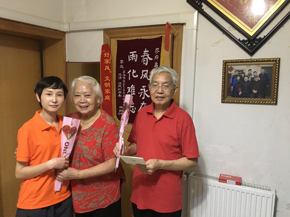 社区工作人员走访退休老教师.jpg