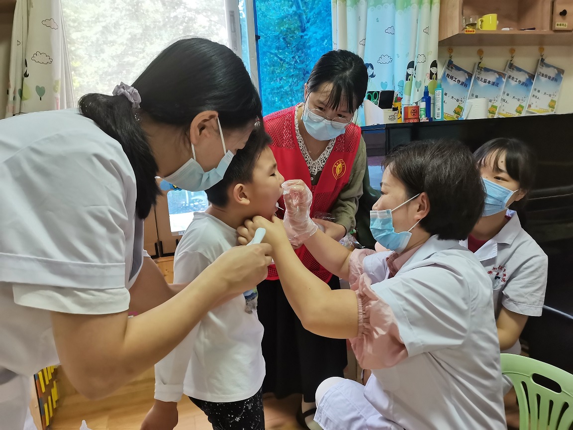勇敢第一个接受检查的小朋友受到贵宾级的待遇.jpg