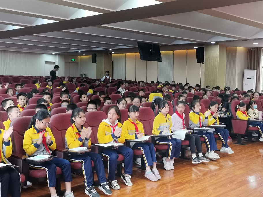 同学们为胡玉明老师热情的讲述鼓掌.jpg