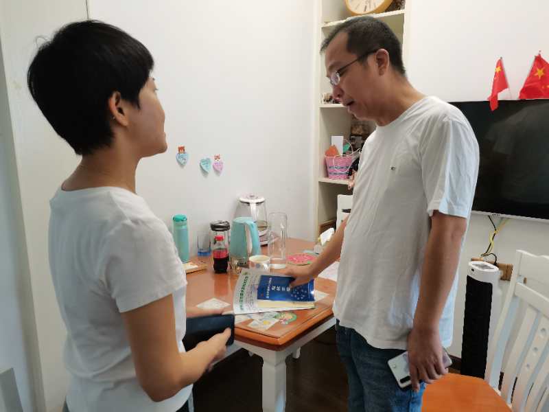 社区工作人员上户摸底宣传.jpg