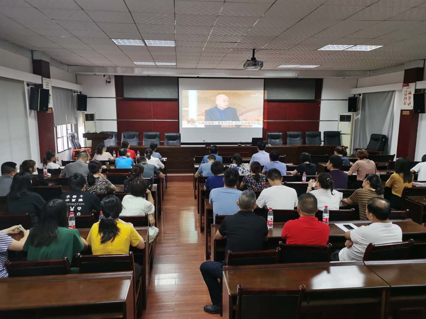 干部职工现场收看纪念大会.jpg