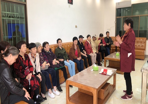 退休老干部在座谈会上踊跃发言.jpg 退休老干部在座谈会上踊跃发言.jpg